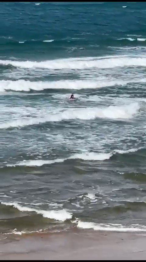 Sarıyer’de Dalgalara Aldırış Etmeden Denize Girdi, Boğulmaktan Son Anda Kurtarıldı