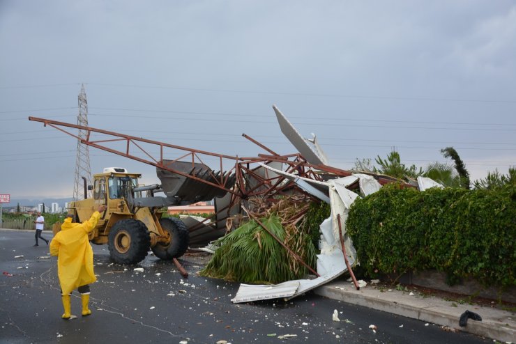 Tarsus’ta Fırtınada 2 Okulun Çatısı Uçtu, Ağaçların Dalları Kırıldı