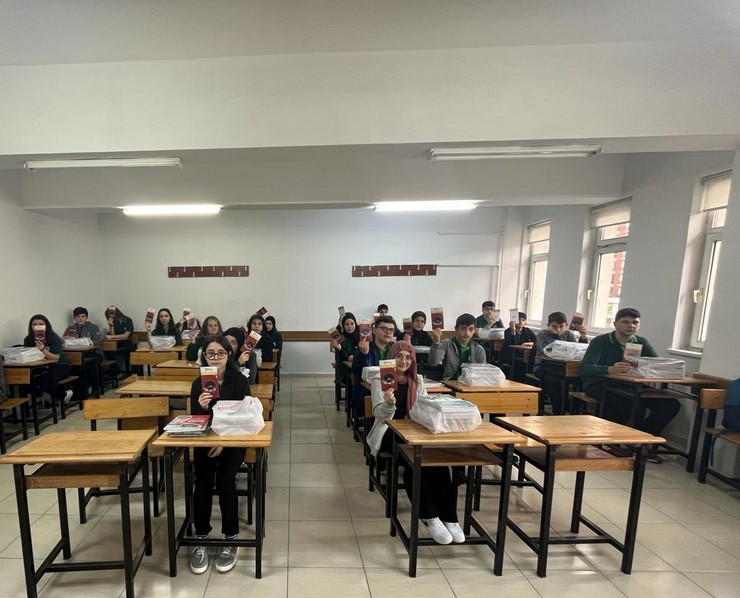 turkiye-yesilay-cemiyeti-rize-subesi-yeni-egitim-ogretim-yilinin-ilk-gunu-brosurler-ile-yaklasik-23-bin-ogrenciye-ulasti-10.jpg