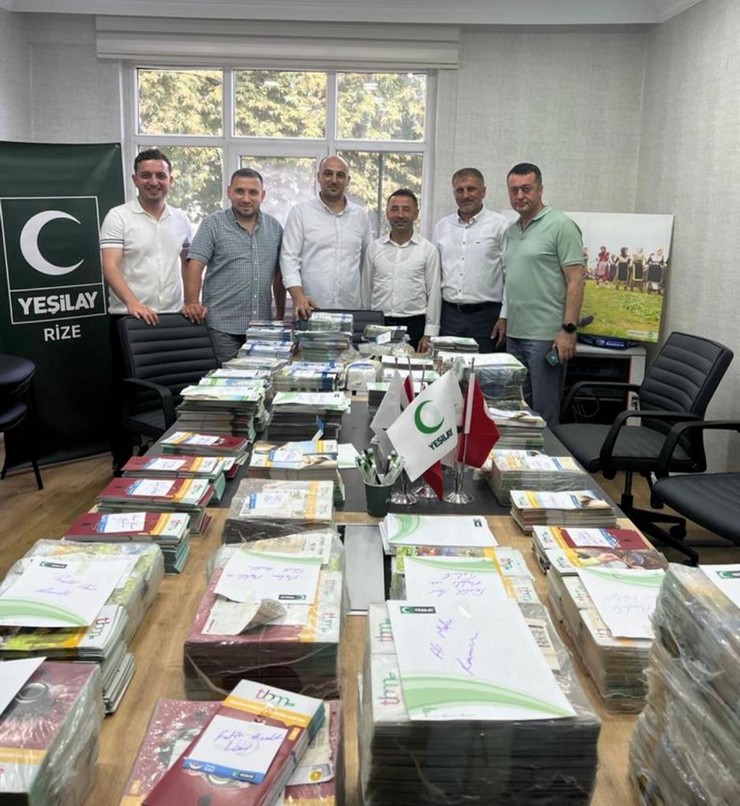 turkiye-yesilay-cemiyeti-rize-subesi-yeni-egitim-ogretim-yilinin-ilk-gunu-brosurler-ile-yaklasik-23-bin-ogrenciye-ulasti-12.jpg