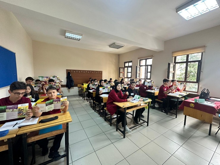 turkiye-yesilay-cemiyeti-rize-subesi-yeni-egitim-ogretim-yilinin-ilk-gunu-brosurler-ile-yaklasik-23-bin-ogrenciye-ulasti-3.jpg