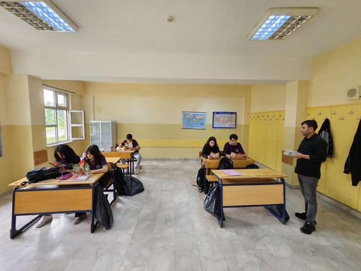 turkiye-yesilay-cemiyeti-rize-subesi-yeni-egitim-ogretim-yilinin-ilk-gunu-brosurler-ile-yaklasik-23-bin-ogrenciye-ulasti-5.jpg