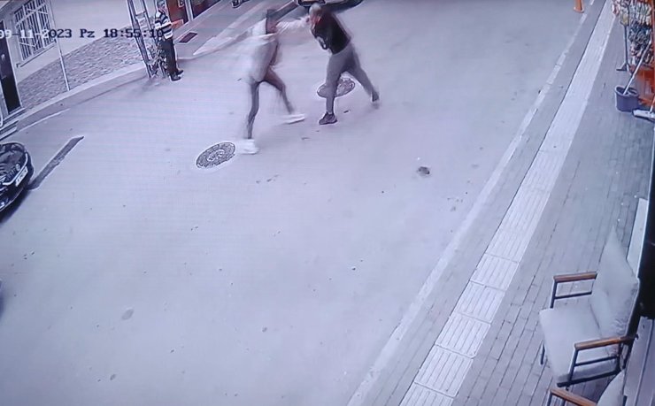 Yolda Yürüdüğü Sırada Tartıştığı Kişi Tarafından Bıçaklandı; Olay Anı Kamerada