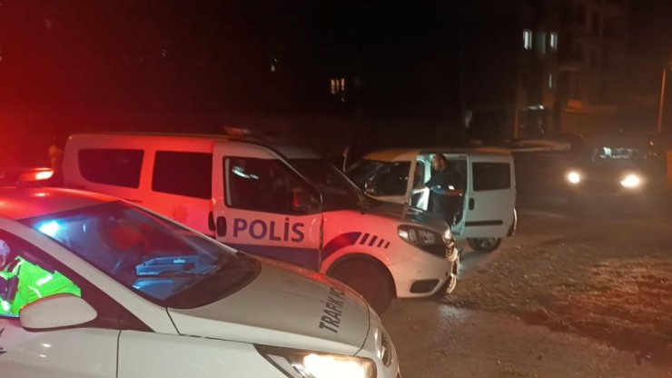 Esenyurt'ta Polisten Kaçan Lastik Hırsızları Aracı Bırakıp Kaçtı