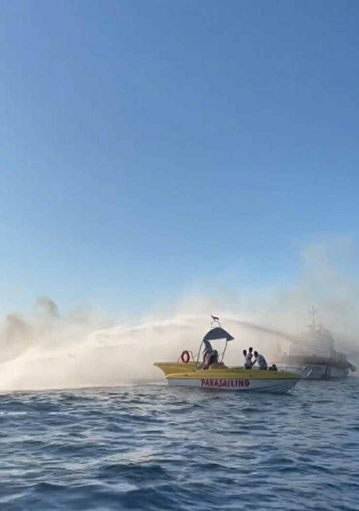 Fethiye’de Alev Alev Yanan 6 Metrelik Bottaki 4 Kişi Kurtarıldı