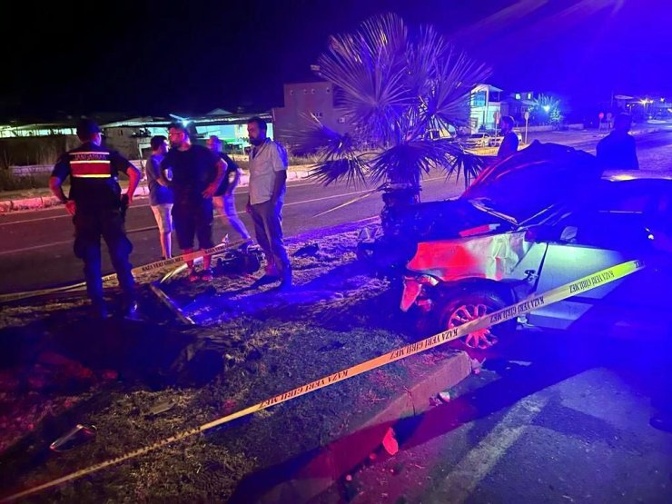 Otomobil, Elektrik Direğine Çarptı; Sürücü Öldü, 3 Yaralı