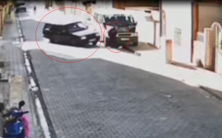 Otomobil Okuldan Dönen Sude'ye, Ardından Direğe Çarptı; 4 Yaralının Olduğu Kaza Kamerada