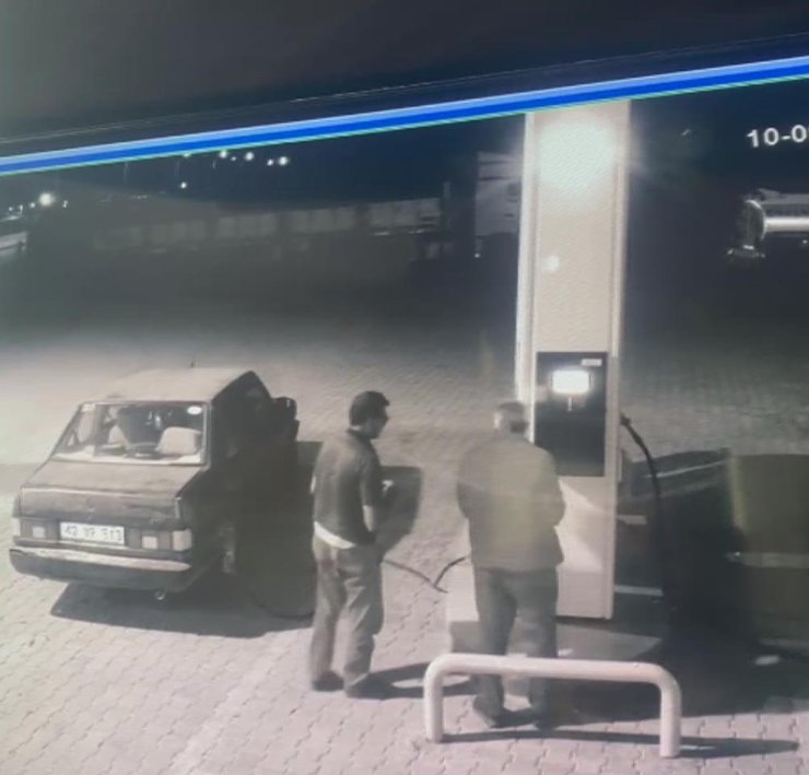 Otomobiliyle Akaryakıt Tabancasını Söküp Götürdü