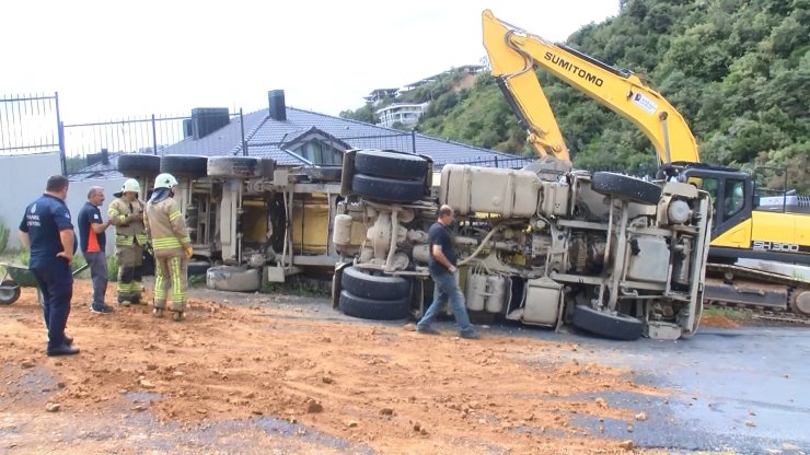 Sarıyer’de Hafriyat Kamyonu Rampada Damper Kaldırınca Devrildi
