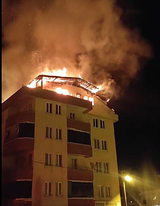 5 Katlı Binada Çıkan Yangın Çatıyı Da Yaktı