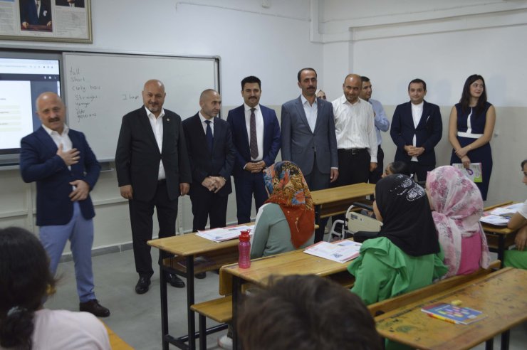 Adıyaman'da 3 Bin 200 Öğrenciye Eğitim Seti Dağıtıldı