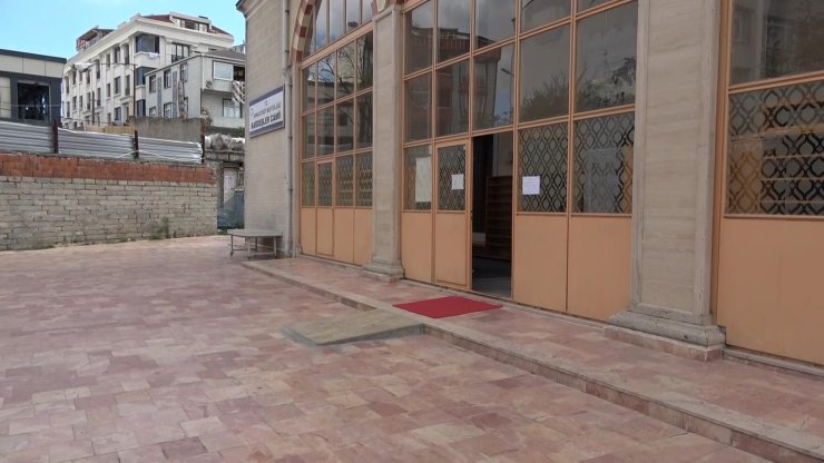 Arnavutköy'de Cami Cemaati Avluda Bebek Buldu