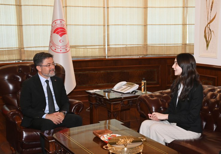 Bakan Yumaklı, Su Yarışmasından Ödülle Dönen Liseli Ayşe'yi Kabul Etti