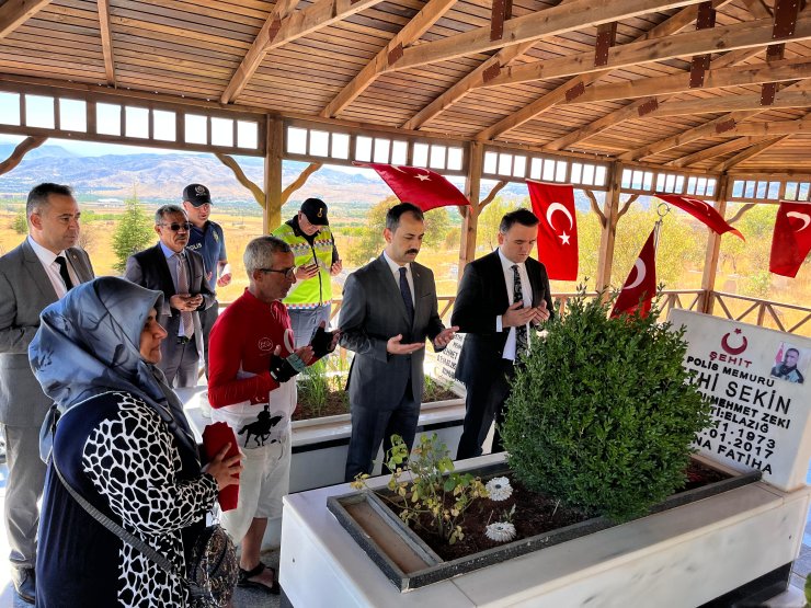 Fethi Sekin’in Şehit Olduğu İzmir'den Aldığı Bayrağı, Bin 500 Kilometre Bisiklet Sürerek Kabrine Ulaştırdı