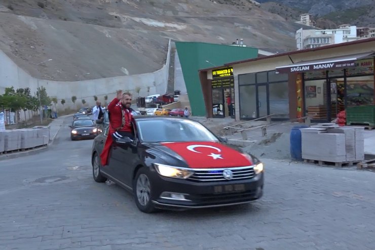 İşitme Engelli Şampiyon Güreşçiye Konvoylu Karşılama