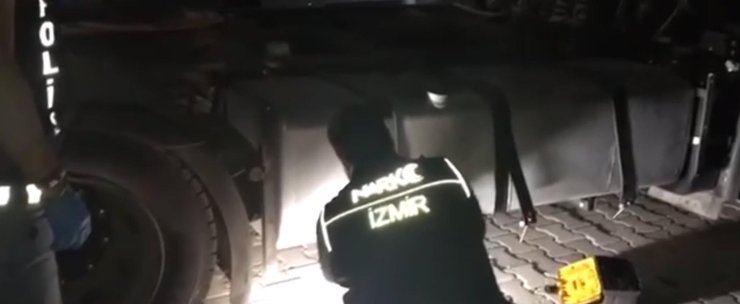 İzmir'de Tır'ın Akaryakıt Deposunda 58 Kilo Uyuşturucu Ele Geçirildi