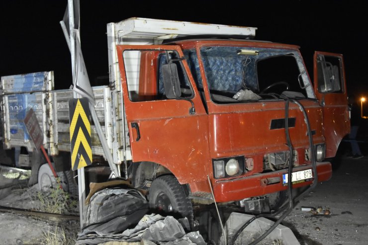 Kamyon, Yolcu İndiren Kamyonete Çarptı: 2 Ölü, 7 Yaralı