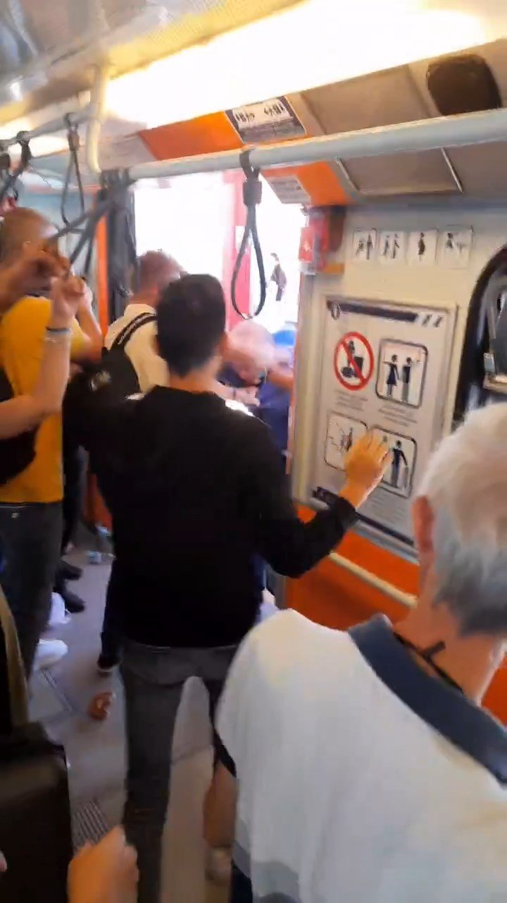 Metroda Kadınların Fotoğrafını Çektiği İddia Edilen Şüpheliye Dayak