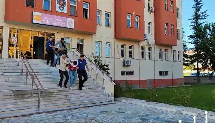 Otomobilin Teyp Kısmında Uyuşturucu Bulundu, 2 Kardeş Tutuklandı