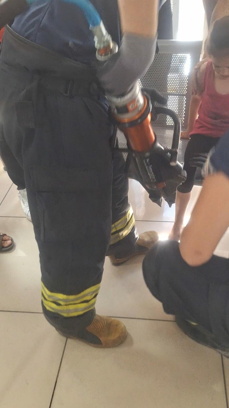 Posta Gişesindeki Banka Bacağı Sıkışan Çocuğu İtfaiye Kurtardı