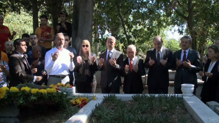 Taçsız Kral Lakaplı Metin Oktay, Mezarı Başında Anıldı