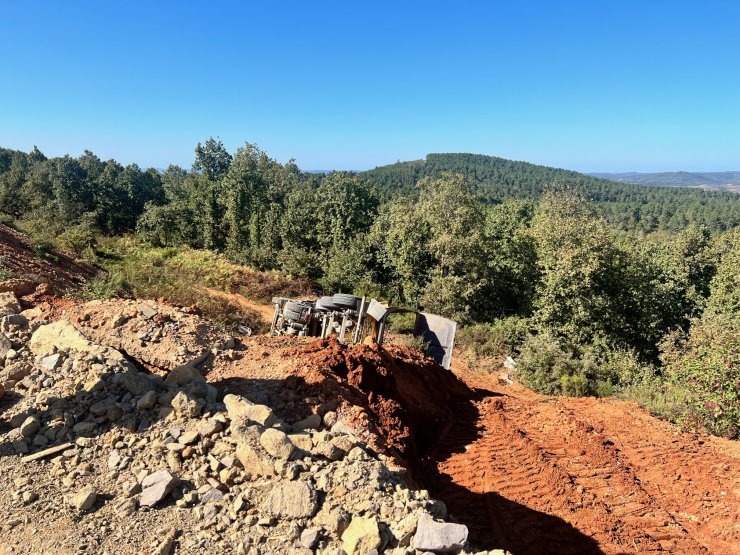 Tuzla'da Hafriyat Kamyonu Şarampole Yuvarlandı