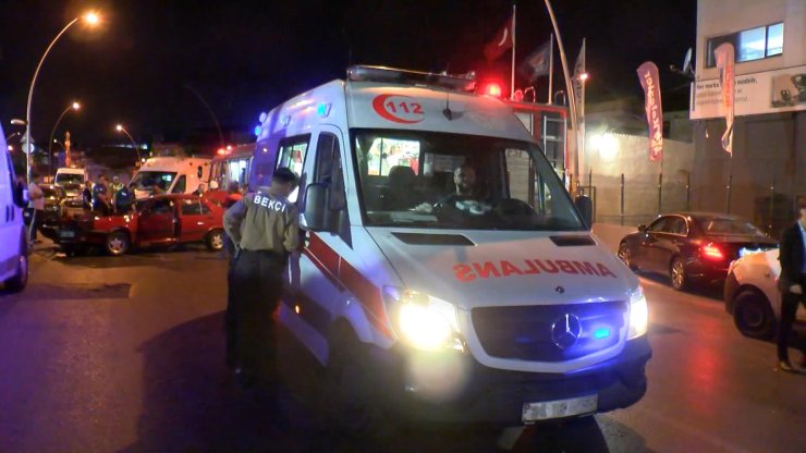 Zeytinburnu'nda Otomobil Oksijen Yüklü Tankere Çarptı: 2 Yaralı