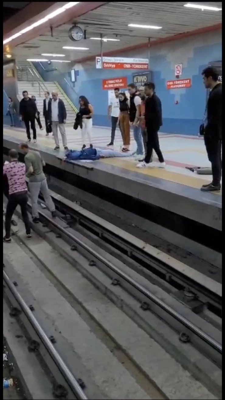 Ankara'da Metro Raylarına Düşen Kadın Kurtarıldı