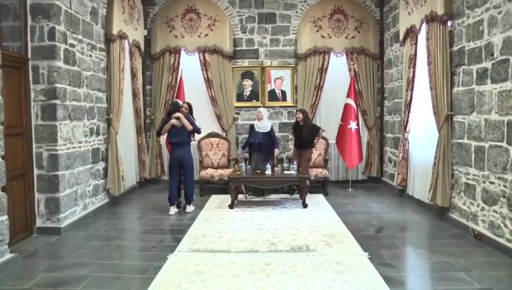 Bakan Yerlikaya: Teslim Olan Terör Örgütü Mensubu Annesiyle Buluştu