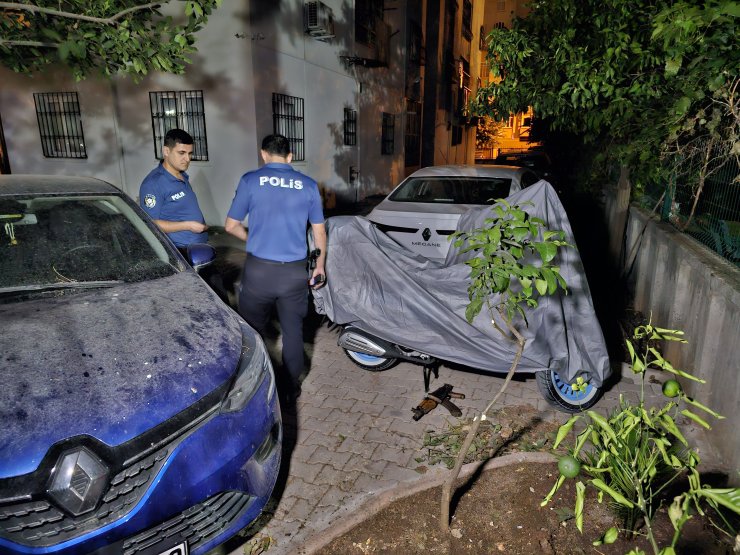 Bekçileri Görünce Kalaşnikof'u Ve Çalıntı Motosikleti Bırakıp Kaçmaya Başladılar