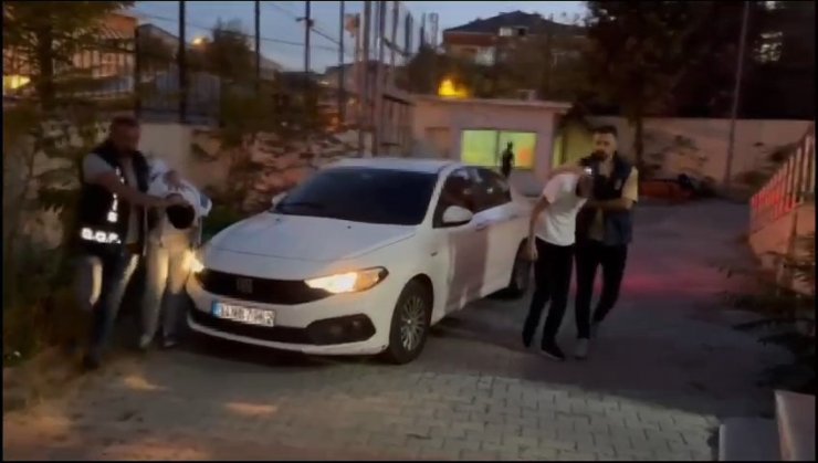 Gaziosmanpaşa'da Sokak Ortasında Silah Doğrultan Şüpheli Yakalandı