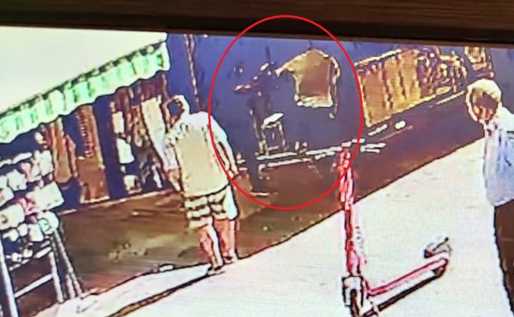 Alacaklısı Tarafından Sırtından Bıçaklandı; O Anlar Kamerada