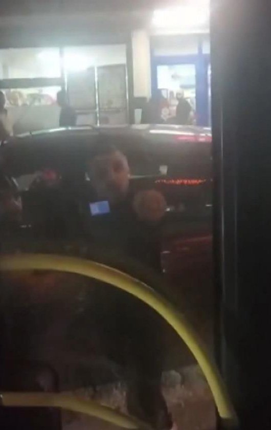 Avcılar'da Yolunu Kestiği İett Otobüsünü Tekmeledi