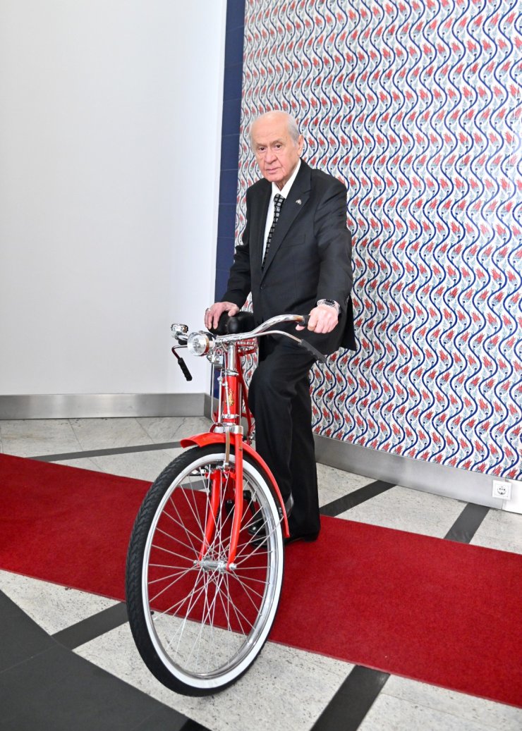 Bahçeli, Bisikletli Pozuyla 'cumhurbaşkanlığı Bisiklet Turu'nu Kutladı