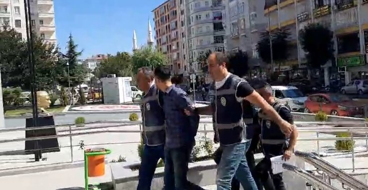 Çorum'da Kuyumcuyu Sahte Altınla Dolandıran 2 Şüpheli Sivas'ta Yakalandı