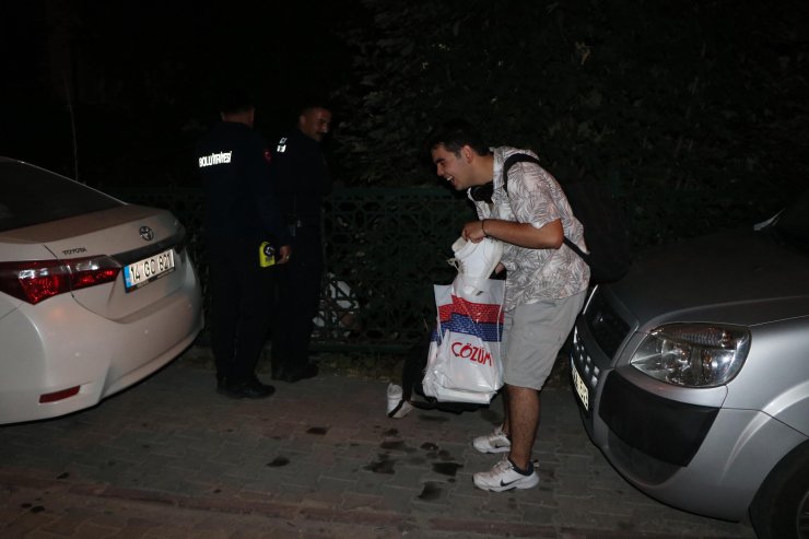 Düşen Gözlüğü Almak İçin İndiği Derede Mahsur Kaldı, Kurtarma Sırasında Arkadaşı Kahkaha Attı