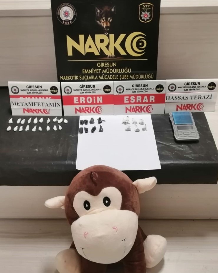 Evde Oyuncak Maymunun İçine Gizlenmiş Uyuşturucu Ele Geçirildi
