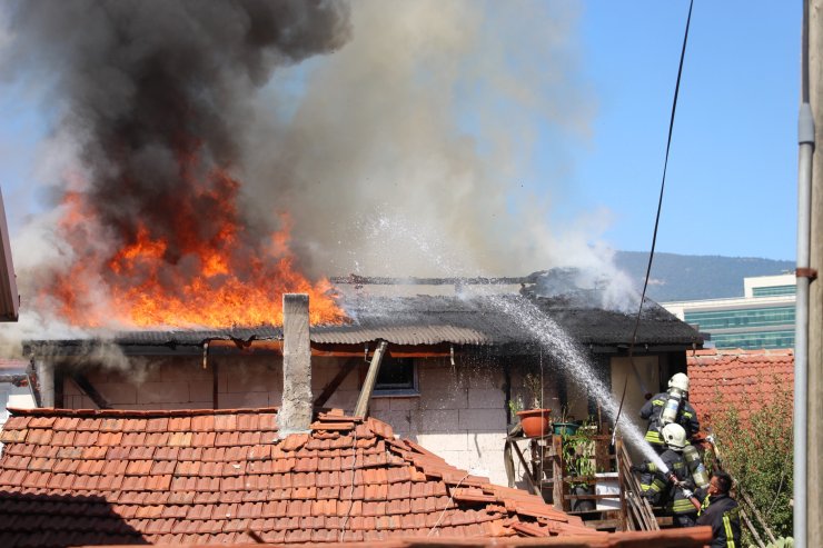 Evi Ateşe Veren Kadın Ve 3 Yaşındaki Kızı Yaralandı