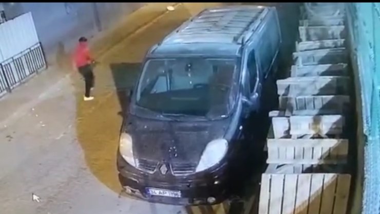 Gaziosmanpaşa'da Park Halindeki Araçlara Ateş Açan Şüpheli Kamerada