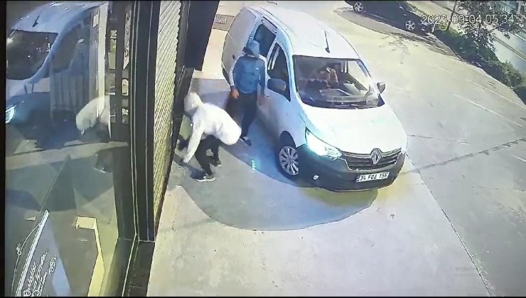 İstanbul'da Mağazalardan Hırsızlık Yapan Şüpheliler Kamerada