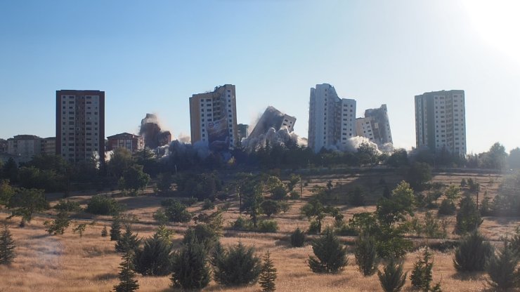 Malatya'da 15 Katlı Ağır Hasarlı 9 Bina Patlayıcıyla Yıkıldı