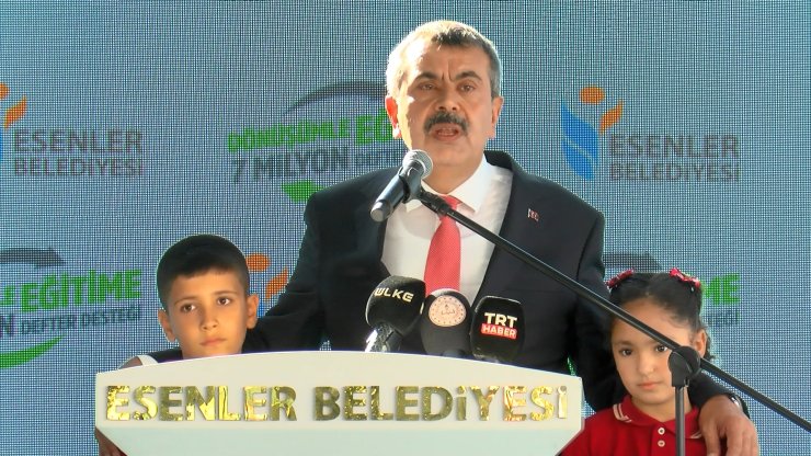 Milli Eğitim Bakanı Tekin Esenler'de Defter Dağıtım Törenine Katıldı