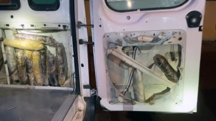 Minibüste Döşemenin İçindeki Uyuşturucuyu 'Oscar' Buldu