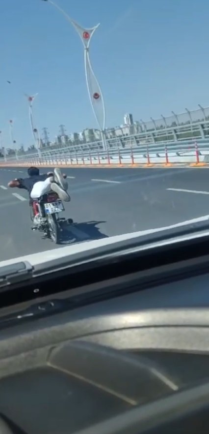 Motosikletle Tehlikeli Yolculuk; Üzerine Uzandı