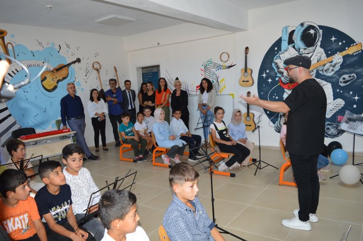 Ölen Oğullarının Adını Yaşatmak İçin Kırsaldaki Okulda Müzik Sınıfı Kurdular