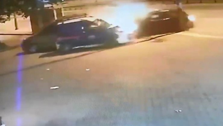 Otomobil Aydınlatma Direği İle 2 Araca Çarptı; Direk Yoldan Geçen Otomobilin Üzerine Devrildi (2)