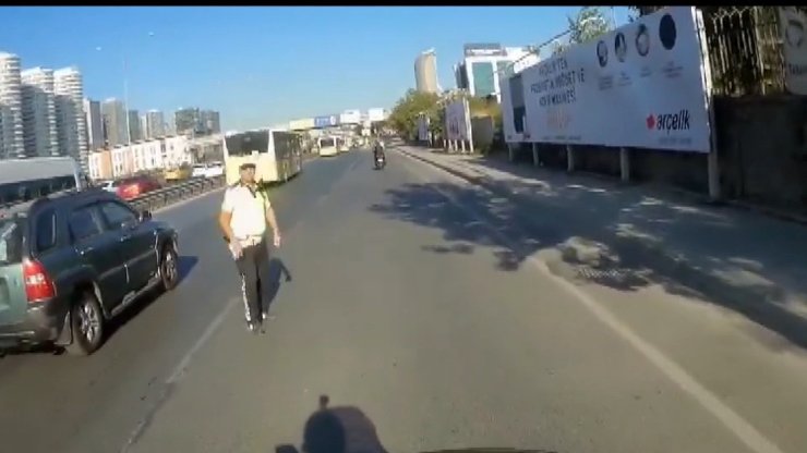 Trafik Polisinin Film Gibi Silah Gösteren Şüpheliyi Yakalama Operasyonu