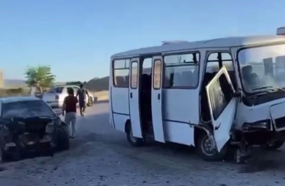 Ankara'da Otomobil İle Minibüs Çarpıştı: 15 Yaralı