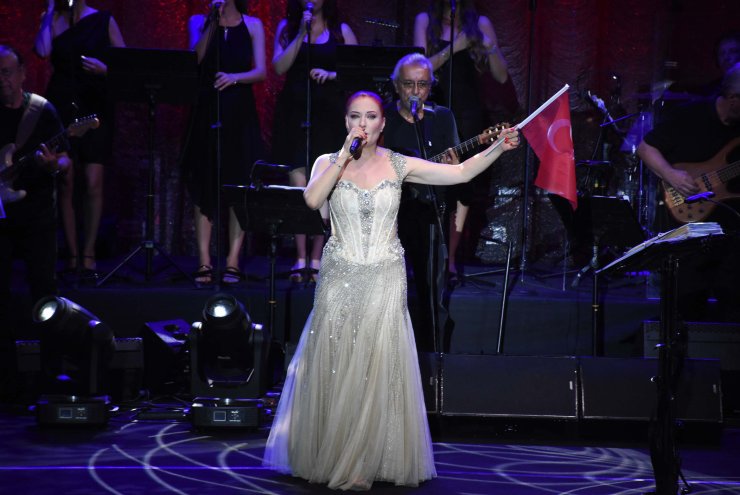 Çeşmeliler Kurtuluş Gününü Candan Erçetin Konseri İle Kutladı