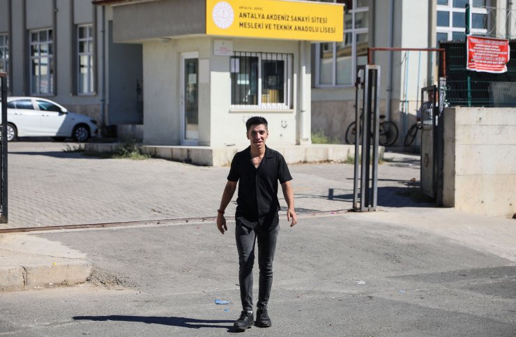 Diş Tedavi Parasını Biriktirmek İçin Okulu Bırakıp İşe Giren Ümit'in Yüzü Güldü